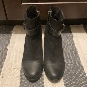 Vince Camuto Black Pebbled Leather Booties Sz 7